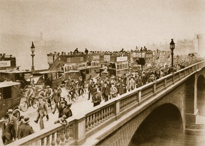 Heure de pointe du lundi matin sur le pont de Londres - English Photographer